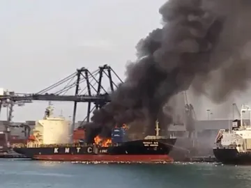 Incendio en un puerto de Tailandia tras una explosión química Incendio en un puerto de Tailandia tras una explosión química