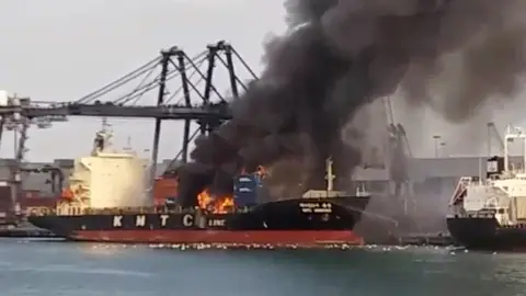 Incendio en un puerto de Tailandia tras una explosión química Incendio en un puerto de Tailandia tras una explosión química