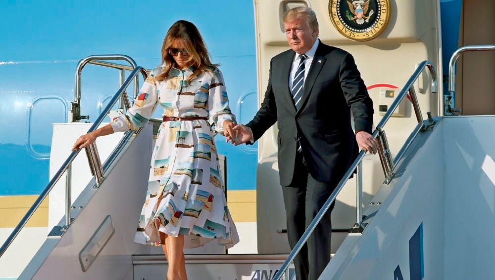 El presidente de EEUU, Donald J. Trump y su esposa Melania Trump, bajan del Air Force One en el aeropuerto Internacional Haneda, en Tokio.