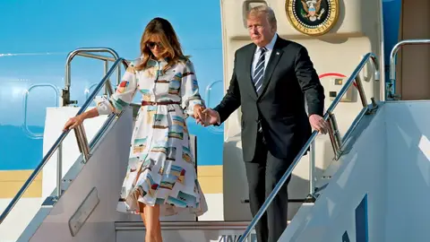 El presidente de EEUU, Donald J. Trump y su esposa Melania Trump, bajan del Air Force One en el aeropuerto Internacional Haneda, en Tokio. El presidente de EEUU, Donald J. Trump y su esposa Melania Trump, bajan del Air Force One en el aeropuerto Internacional Haneda, en Tokio.