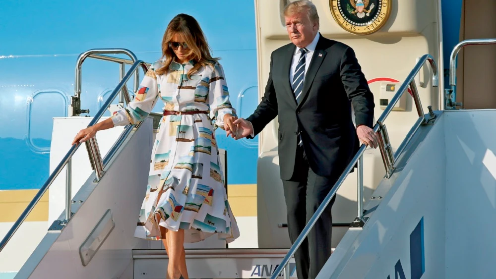 El presidente de EEUU, Donald J. Trump y su esposa Melania Trump, bajan del Air Force One en el aeropuerto Internacional Haneda, en Tokio. El presidente de EEUU, Donald J. Trump y su esposa Melania Trump, bajan del Air Force One en el aeropuerto Internacional Haneda, en Tokio.