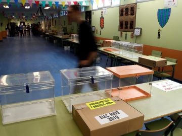 Trabajadores preparan las mesas electorales en un colegio público madrileño