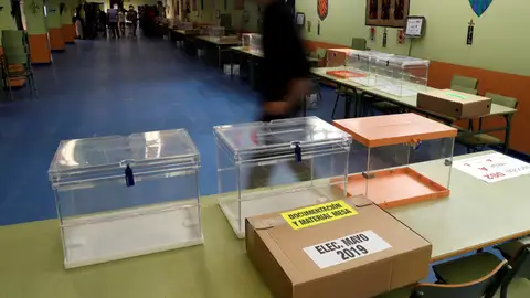 Trabajadores preparan las mesas electorales en un colegio público madrileño Trabajadores preparan las mesas electorales en un colegio público madrileño