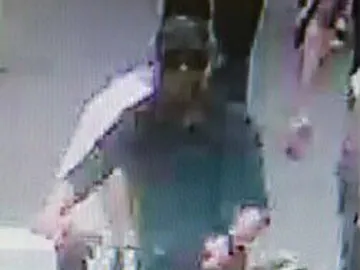 Nuevas fotos tomadas por las cámaras de videovigilancia para identificarlo Nuevas fotos tomadas por las cámaras de videovigilancia para identificarlo