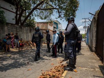 Miembros de la Policía en las inmediaciones de un centro de reclusión en Venezuela