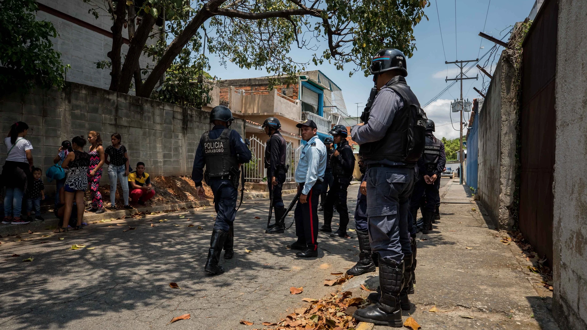 Miembros de la Policía en las inmediaciones de un centro de reclusión en Venezuela Miembros de la Policía en las inmediaciones de un centro de reclusión en Venezuela