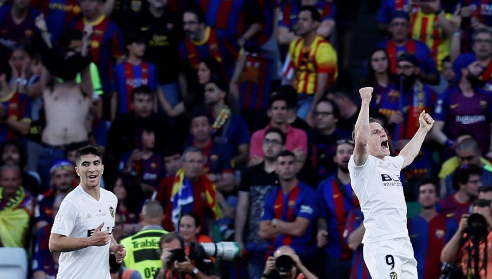 Gameiro celebra su gol ante el Barcelona