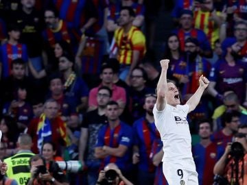 Gameiro celebra su gol ante el Barcelona