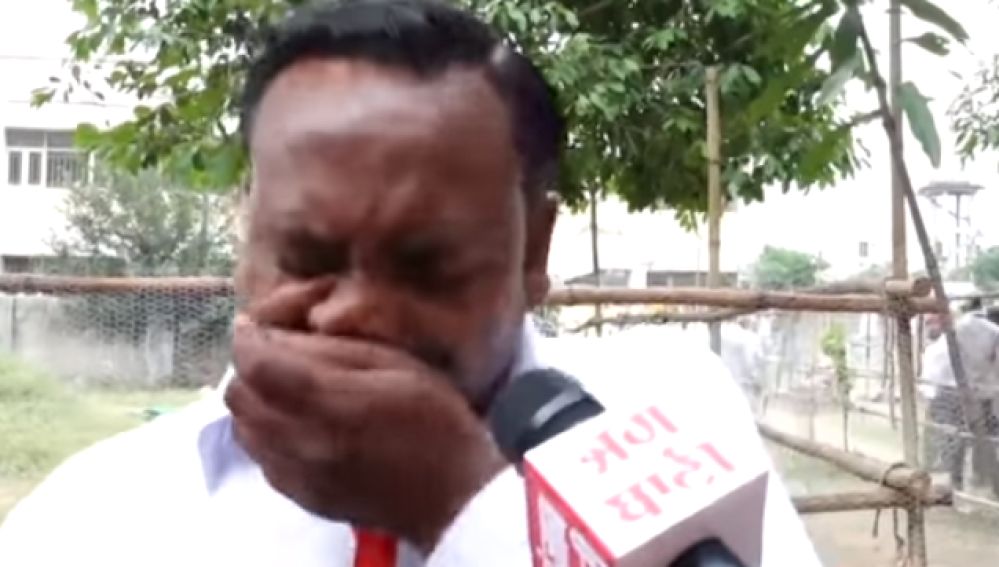 El político tras romper a llorar