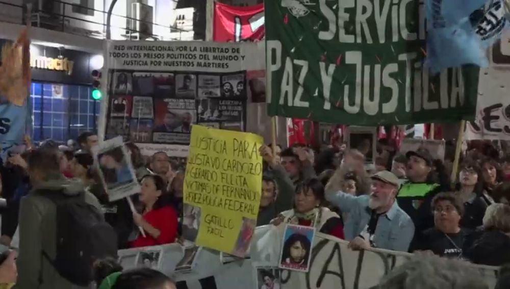 Protesta multitudinaria en Argentina por la muerte de varios adolescentes en un presunto caso de violencia policial