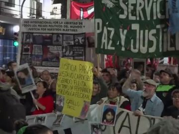 Protesta multitudinaria en Argentina por la muerte de varios adolescentes en un presunto caso de violencia policial