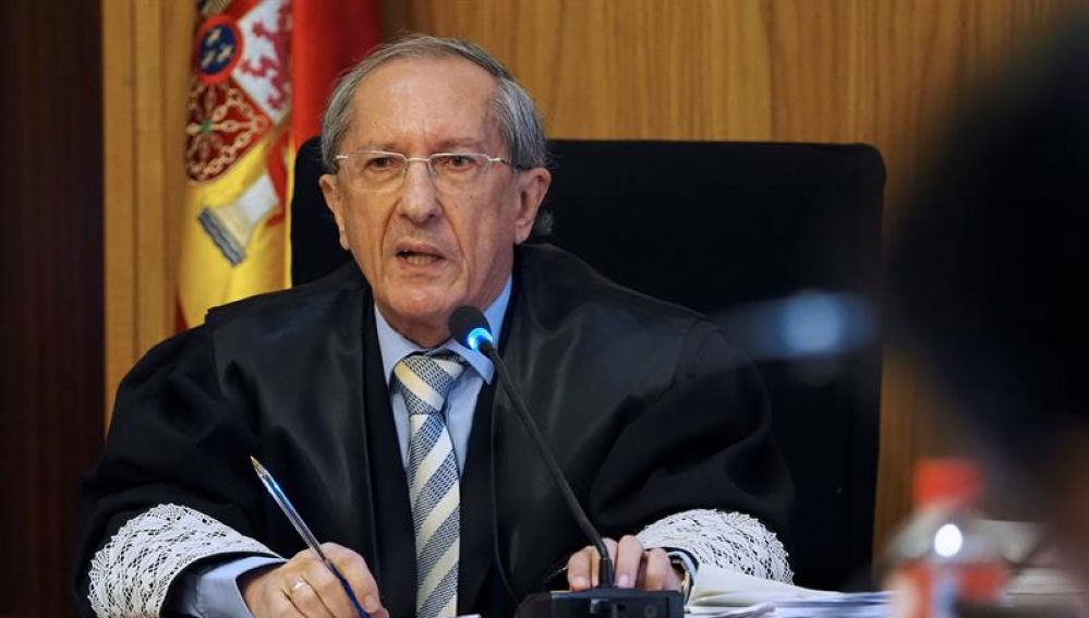 El presidente de la Audiencia de Valladolid, Feliciano Trebolle, durante la lectura del veredicto del juicio de la pequeña Sara