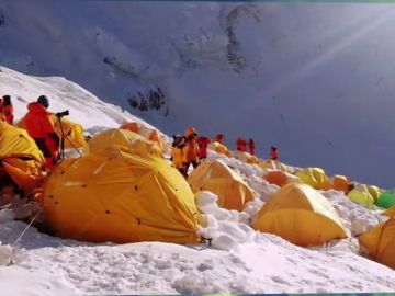La 'fiebre' por subir el Everest se dispara: un negocio muy lucrativo que amenaza el 'techo del mundo'