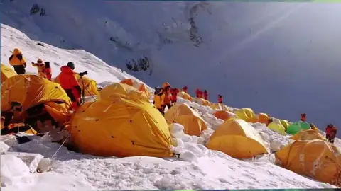 La 'fiebre' por subir el Everest se dispara: un negocio muy lucrativo que amenaza el 'techo del mundo' La 'fiebre' por subir el Everest se dispara: un negocio muy lucrativo que amenaza el 'techo del mundo'
