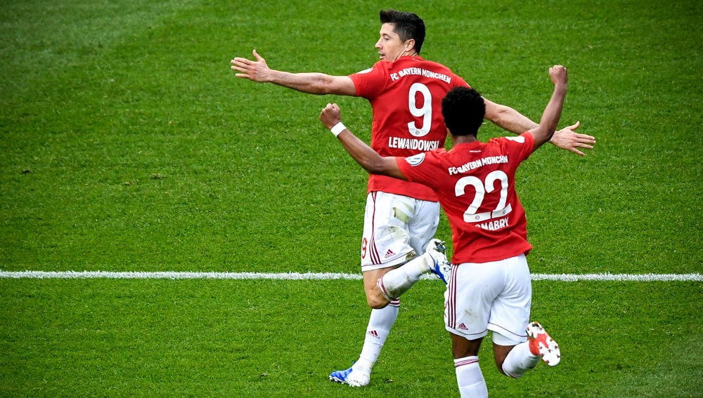Robert Lewandowski celebra uno de sus goles en la final de Copa