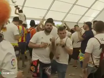 La ilusión de las aficiones de Valencia y Barcelona tiñe de color Sevilla en la final de Copa La ilusión de las aficiones de Valencia y Barcelona tiñe de color Sevilla en la final de Copa