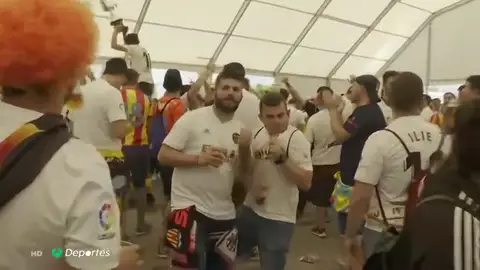 La ilusión de las aficiones de Valencia y Barcelona tiñe de color Sevilla en la final de Copa La ilusión de las aficiones de Valencia y Barcelona tiñe de color Sevilla en la final de Copa