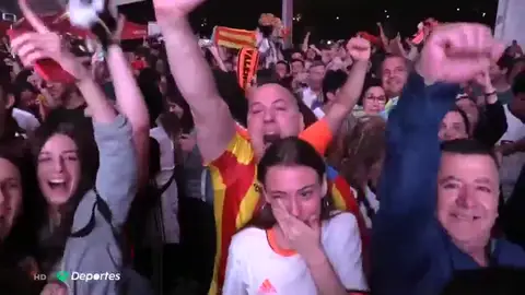 Fiestón en Valencia tras ganar la Copa del Rey: "Con ganas de llorar pero de la emoción no me salen ni las lágrimas" Fiestón en Valencia tras ganar la Copa del Rey: "Con ganas de llorar pero de la emoción no me salen ni las lágrimas"