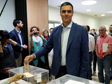 El presidente del gobierno Pedro Sánchez, votando El presidente del gobierno Pedro Sánchez, votando