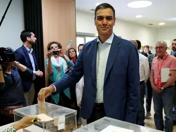 El presidente del gobierno Pedro Sánchez, votando El presidente del gobierno Pedro Sánchez, votando