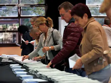 Varios ciudadanos escogen sus papeletas electorales Varios ciudadanos escogen sus papeletas electorales