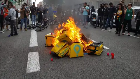 Prenden fuego a las mochilas de Glovo Prenden fuego a las mochilas de Glovo
