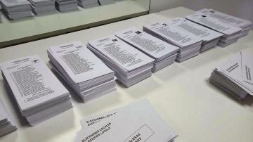 Papeletas en las Elecciones Municipales en un colegio de Elche.