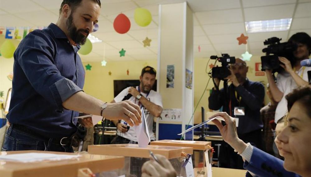 Santiago Abascal votando en Hortaleza