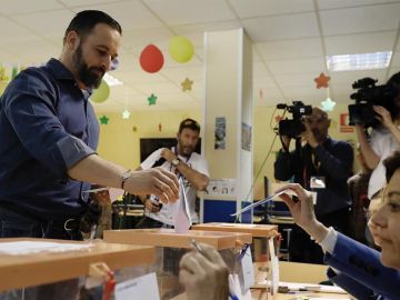 Santiago Abascal votando en Hortaleza