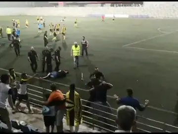 Un detenido tras una pelea multitudinaria en un partido de fútbol en Alcalá de Guadaíra Un detenido tras una pelea multitudinaria en un partido de fútbol en Alcalá de Guadaíra