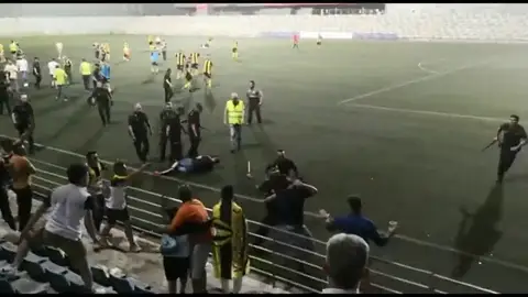 Un detenido tras una pelea multitudinaria en un partido de fútbol en Alcalá de Guadaíra Un detenido tras una pelea multitudinaria en un partido de fútbol en Alcalá de Guadaíra