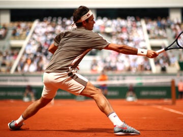 Roger Federer ejecuta un 'drive' en su regreso a Roland Garros