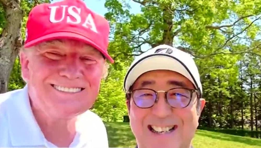 Trump se hace un selfie en su visita a Japón