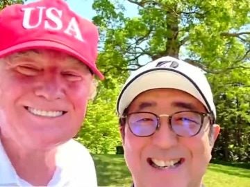 Trump se hace un selfie en su visita a Japón