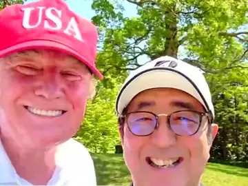 Trump se hace un selfie en su visita a Japón Trump se hace un selfie en su visita a Japón