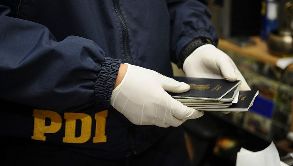 Imagen de un agente de la Policía de Chile con varios documentos