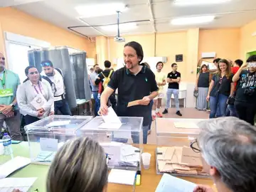 Pablo Iglesias vota Pablo Iglesias vota