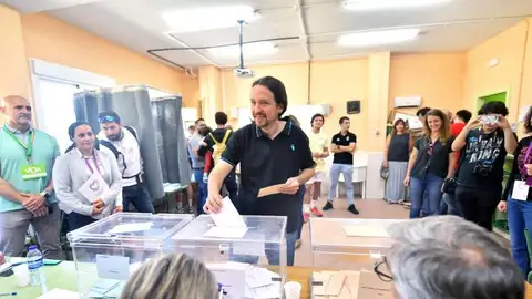 Pablo Iglesias vota Pablo Iglesias vota