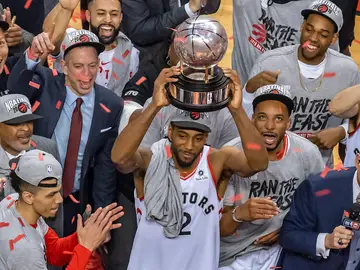 Kawhi Leonard levanta el trofeo que acredita a los Raptors como campeones de la Conferencia Este Kawhi Leonard levanta el trofeo que acredita a los Raptors como campeones de la Conferencia Este