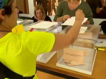 Un 'Sí quiero' y un cartero en un colegio electoral Un 'Sí quiero' y un cartero en un colegio electoral