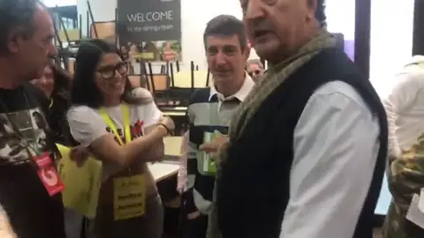 Un apoderado de Vox le dice a una apoderada de ERC que no puede llevar una camiseta de 'Llibertat presos' Un apoderado de Vox le dice a una apoderada de ERC que no puede llevar una camiseta de 'Llibertat presos'