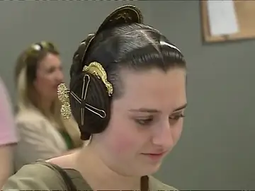 Una joven vota vestida de fallera en un colegio electoral de Valencia Una joven vota vestida de fallera en un colegio electoral de Valencia