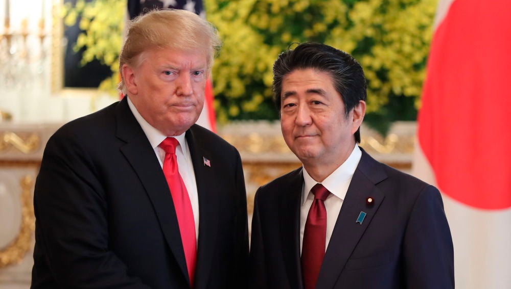 Donald Trump junto al emperador de Japón