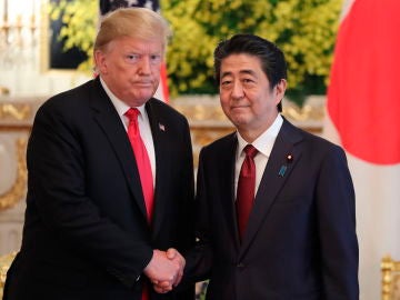 Donald Trump junto al emperador de Japón