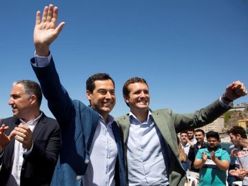 El líder del PP, Pablo Casado, con el presidente de la Junta de Andalucía, Juanma Moreno