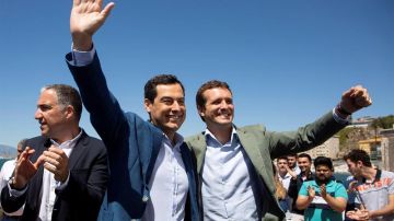 El l&iacute;der del PP, Pablo Casado, con el presidente de la Junta de Andaluc&iacute;a, Juanma Moreno