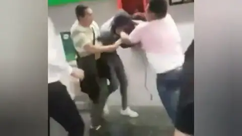 Turistas contra carteristas en el metro de Barcelona Turistas contra carteristas en el metro de Barcelona