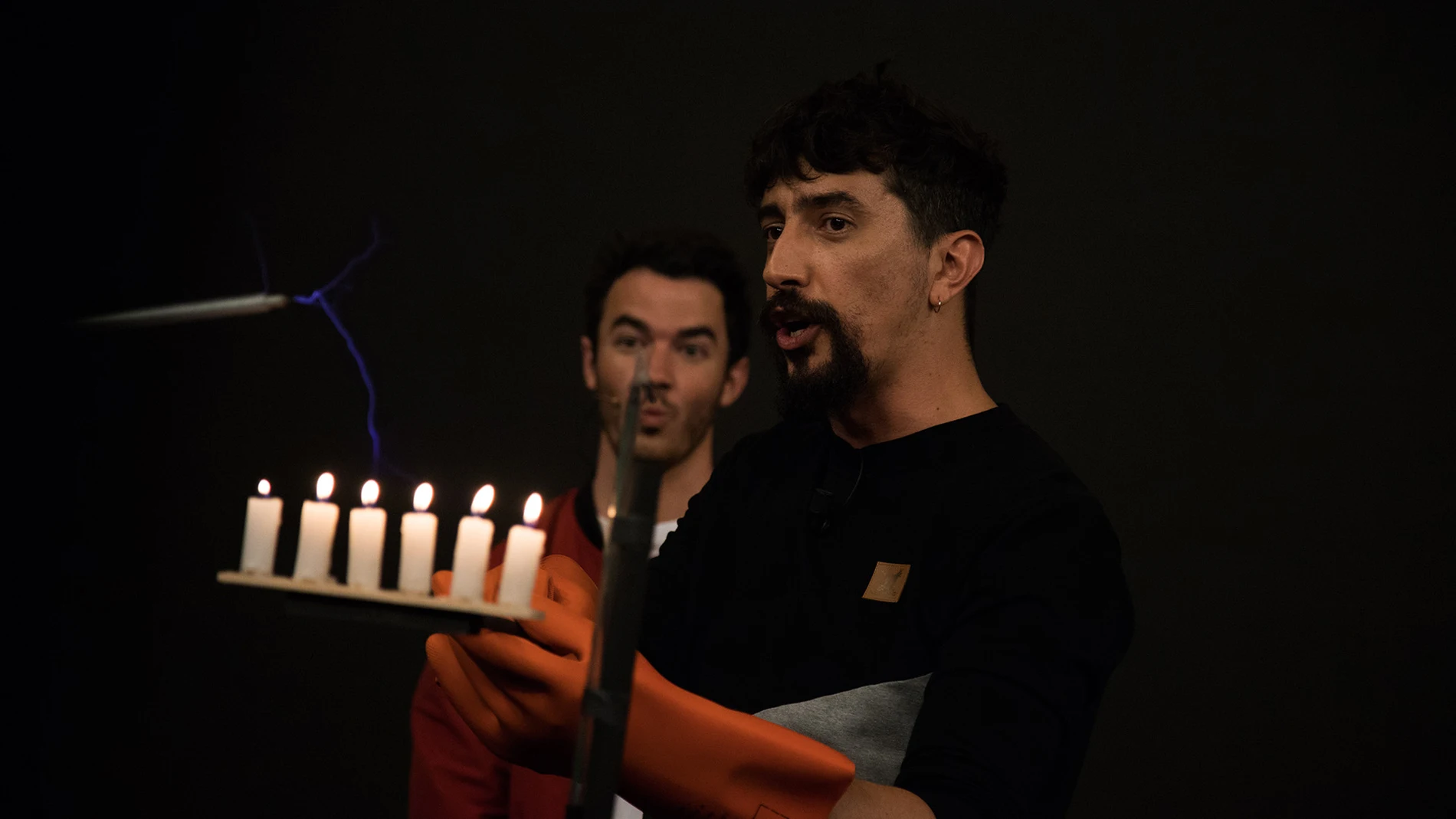 Marron sorprende a los Jonas Brothers con las velas voltaicas en 'El Hormiguero 3.0'