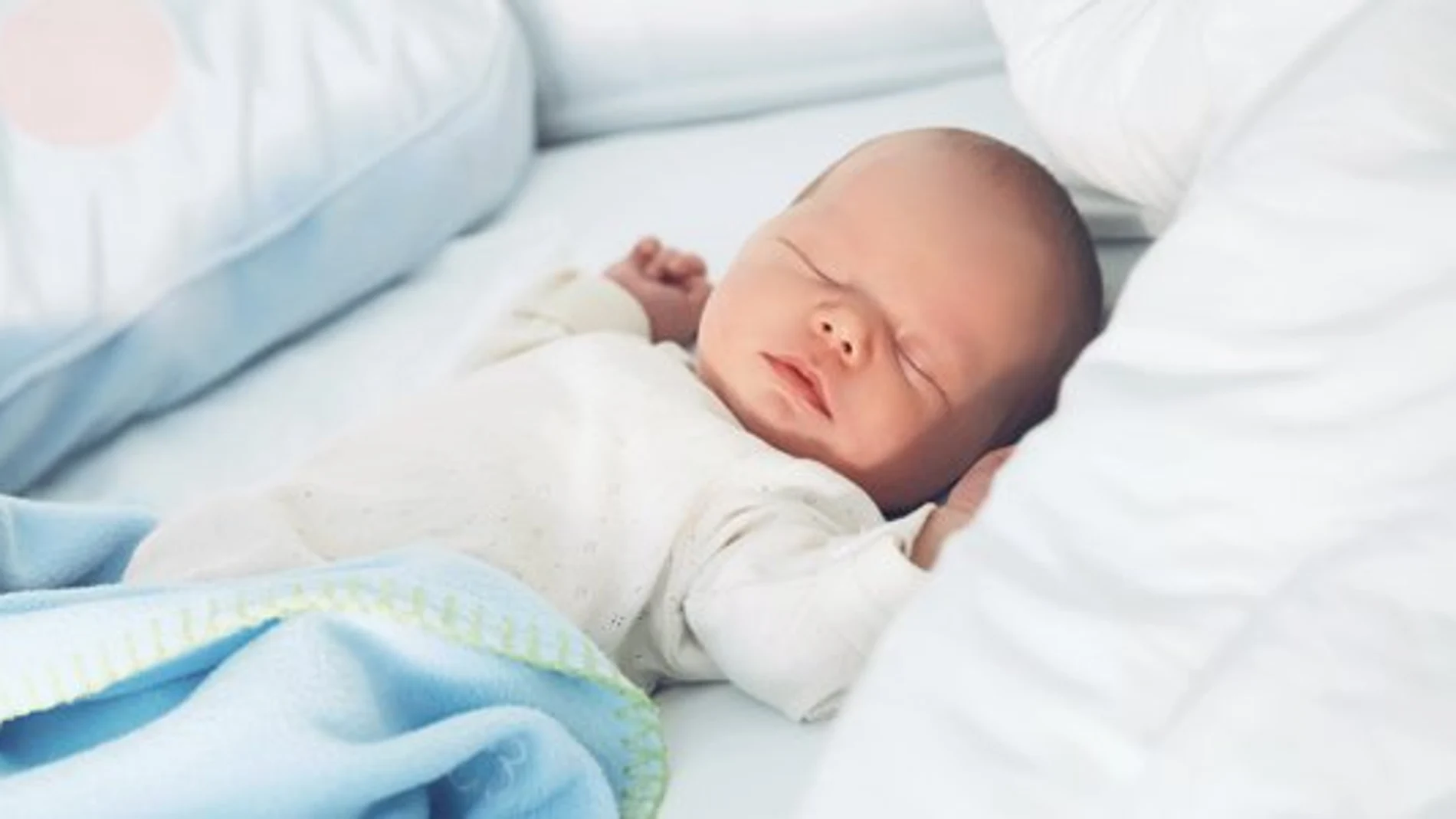 Un bebé duerme boca arriba Un bebé duerme boca arriba
