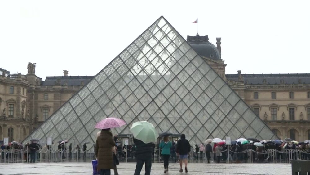  Los trabajadores del Louvre, en huelga por la masificación de visitantes